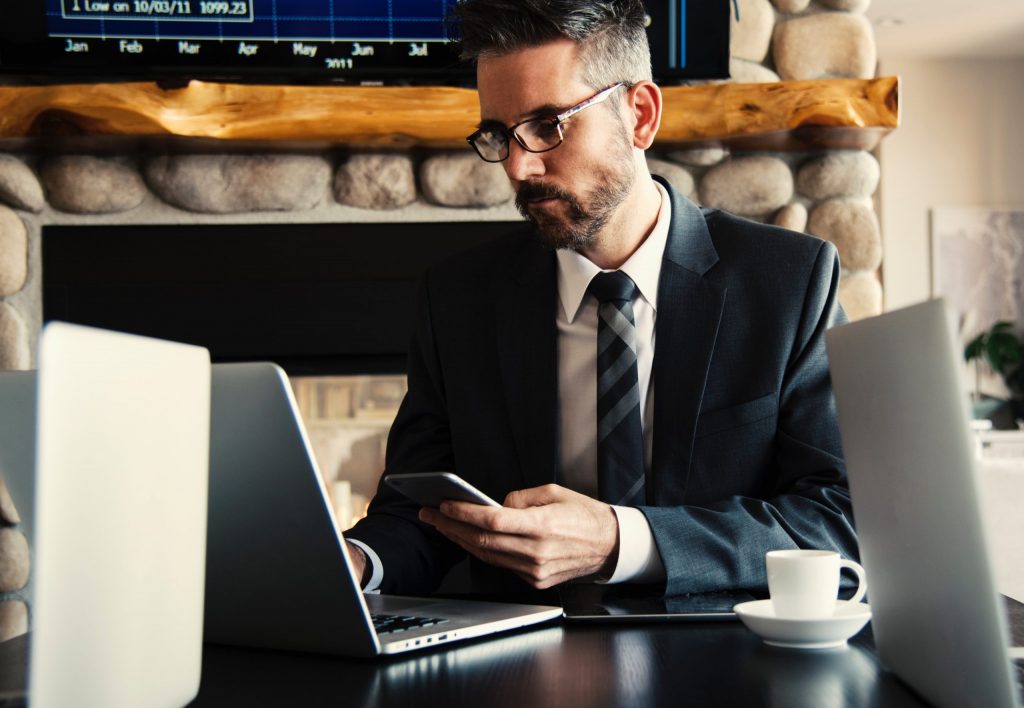 homem no computador em um site para imobiliária