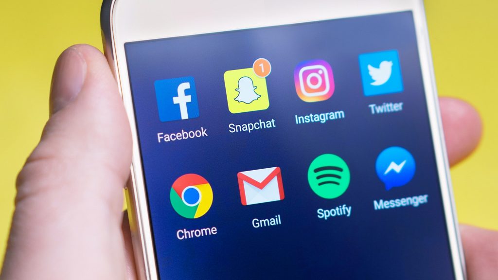 tela de computador com ícones das redes sociais