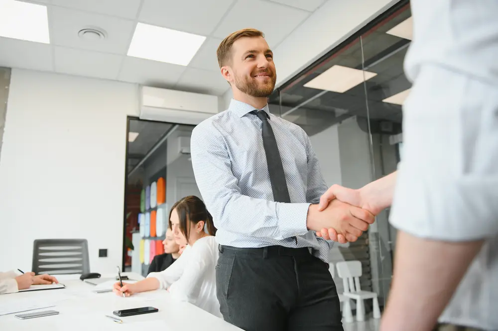 Como usar a escassez e a urgência para fechar mais vendas de imóveis